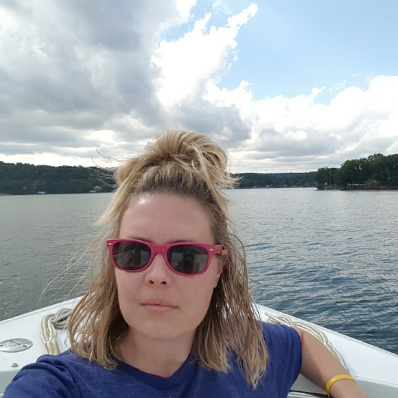 Meet your Posher, Lauren - Picture 3 of 4